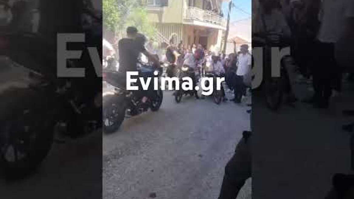 Τελευταίος χαιρετισμός στο σπίτι του 17χρονου στο Αλιβέρι