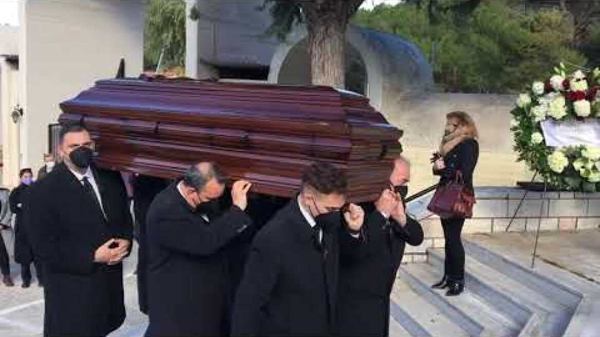 Κηδεία Φασιανού / Έφτασε η σορός του στον Ιερό ναό Ευαγγελισμό της Θεοτόκου Παπάγου