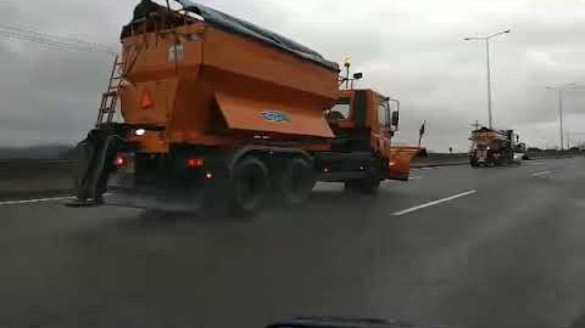 Αλατιερες και εκχιονιστικα δουλεύουν ασταμάτητα