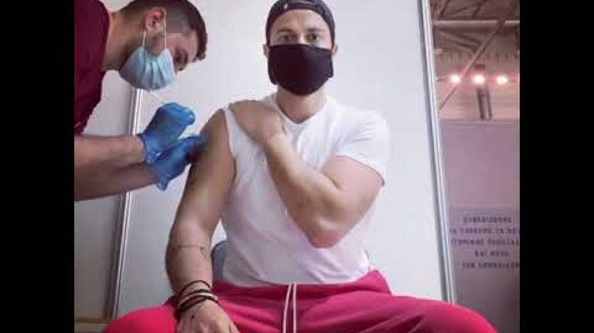 Ηλίας Βρεττός: Έκανε το εμβόλιο κατά του κορονοϊού - Το μήνυμα του τραγουδιστή