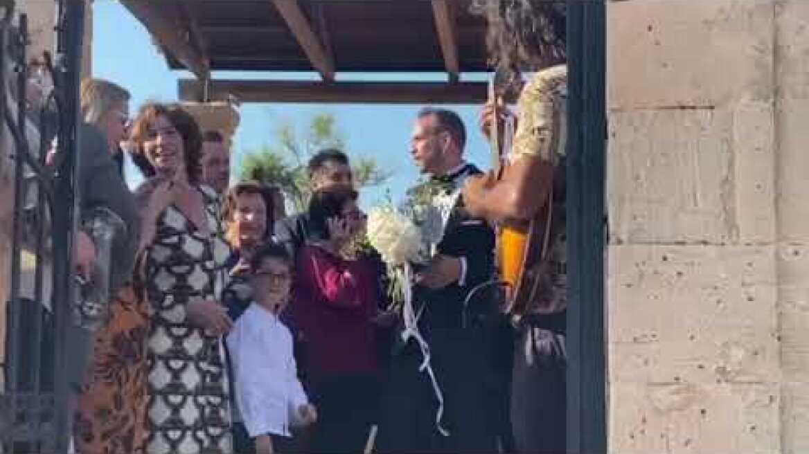 Ο γάμος του Πάνου Μουζουράκη στην Αίγινα
