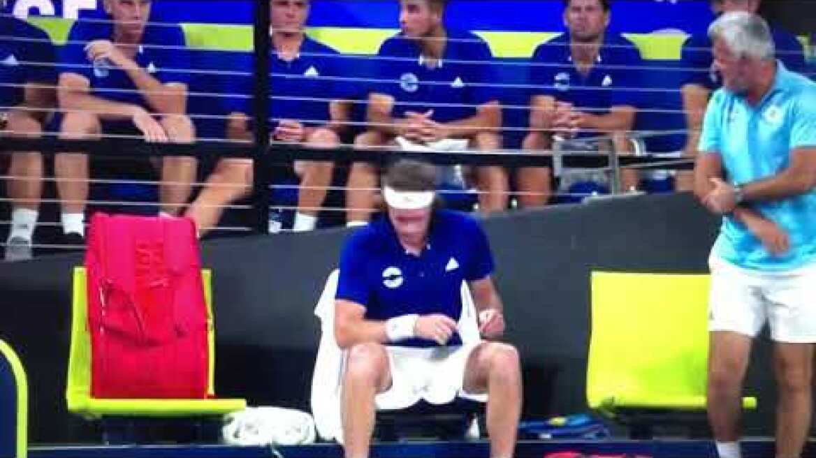 Angry Tsitsipas hurts his father while smashing the racket