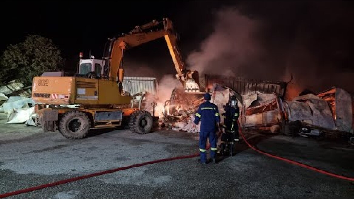 Καταστράφηκε ολοσχερώς από μεγάλη φωτιά βιοτεχνία βαρελοποιίας στα Τρίκαλα