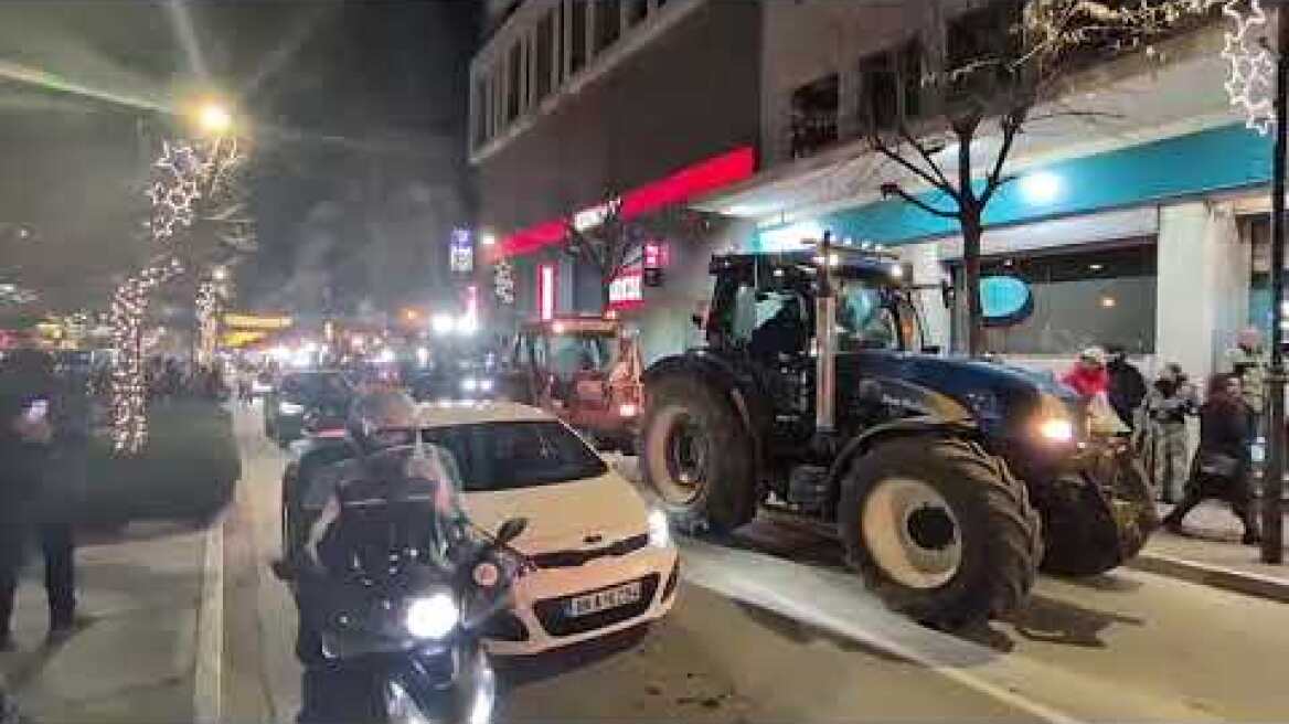 Πορεία με τρακτέρ πραγματοποιούν οι αγρότες στο κέντρο της Λάρισας