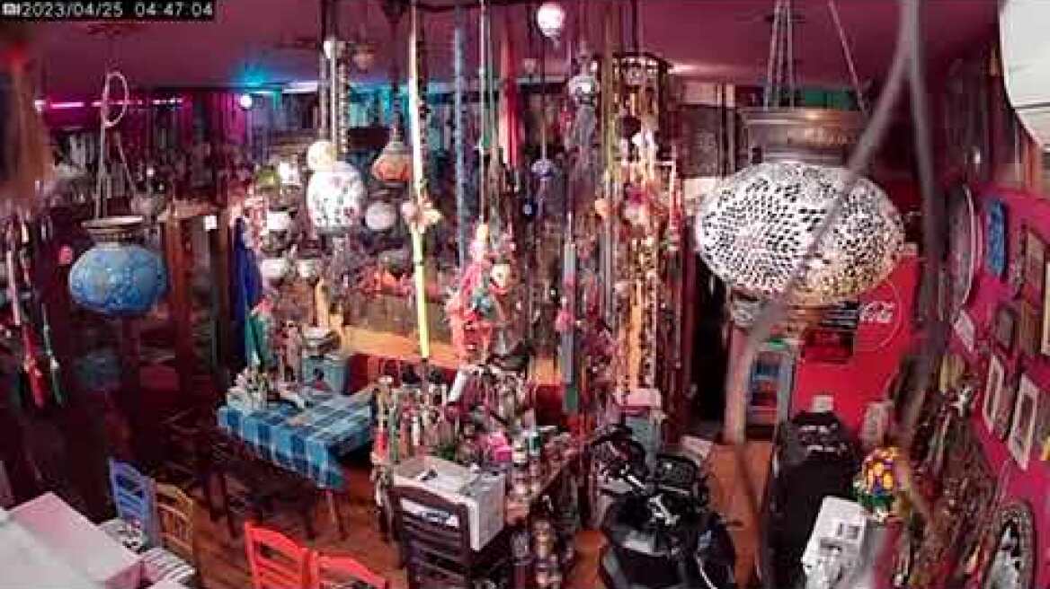 Διαρρήκτης "μπούκαρε" σε εστιατόριο της Θεσσαλονίκης και έψαξε μέχρι και στην κουζίνα (1)