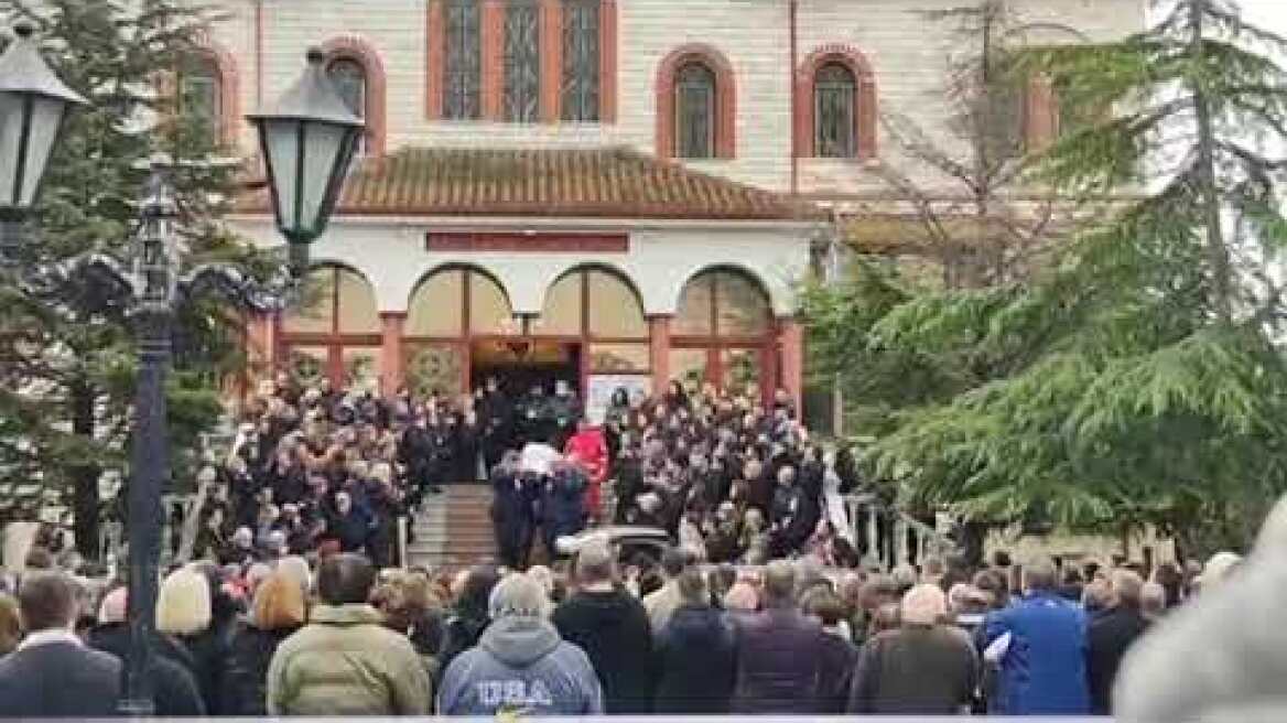 Σε κλίμα οδύνης η κηδεία της 34χρονης Αθηνάς στην Κατερίνη