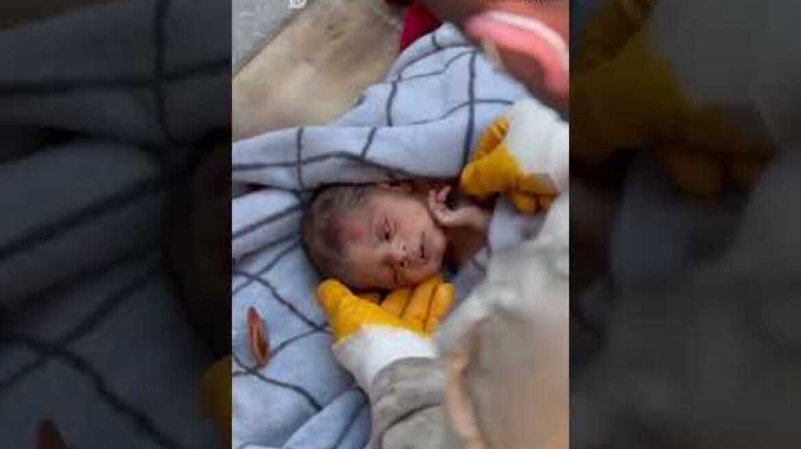 20 günlük bebek enkazdan sağ çıkarıldı