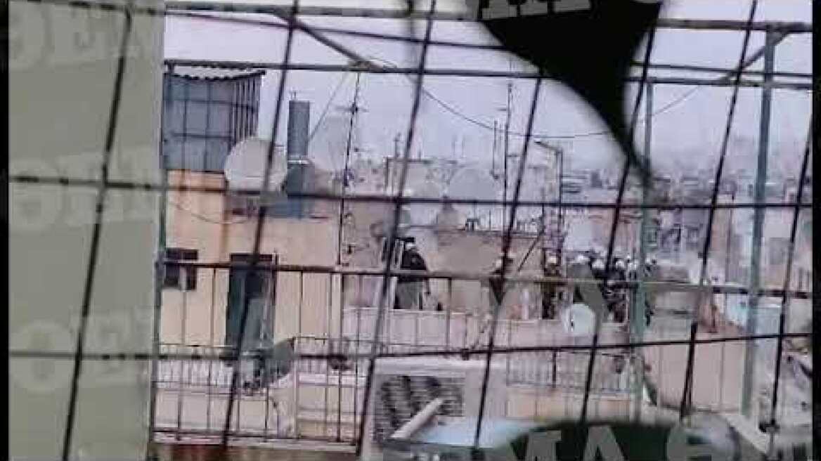 Εξάρχεια: ΜΑΤ σε ταράτσες πολυκατοικιών - Προσαγωγές από την ΕΛ.ΑΣ.