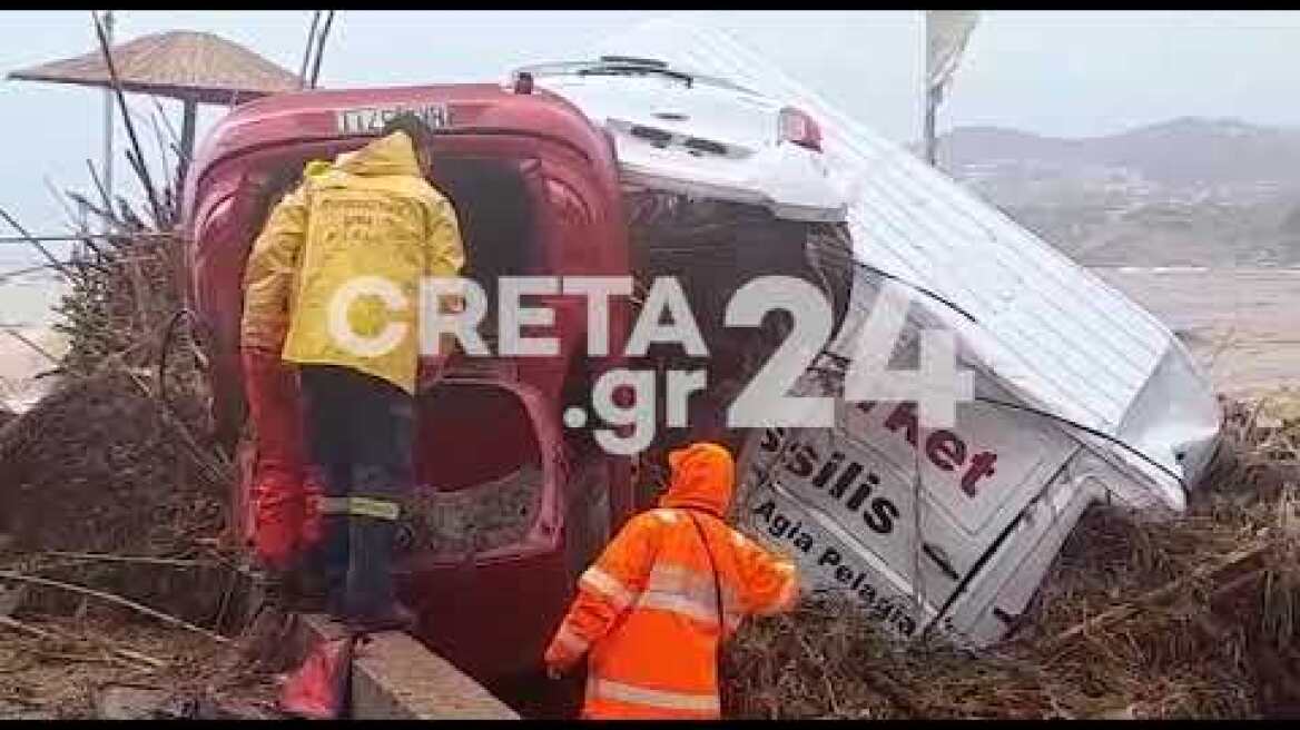 Δραματικές στιγμές στην Αγία Πελαγία - Ανδρες της ΕΜΑΚ προσπαθούν να ανασύρουν τον νεκρό