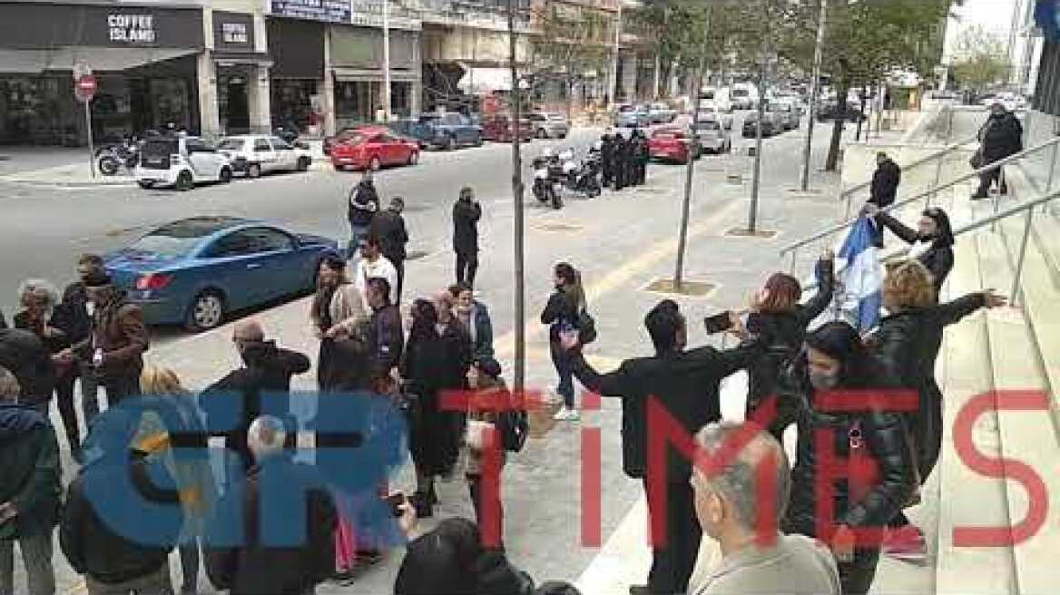 συμπαράσταση σε κατηγορούμενη μητέρα