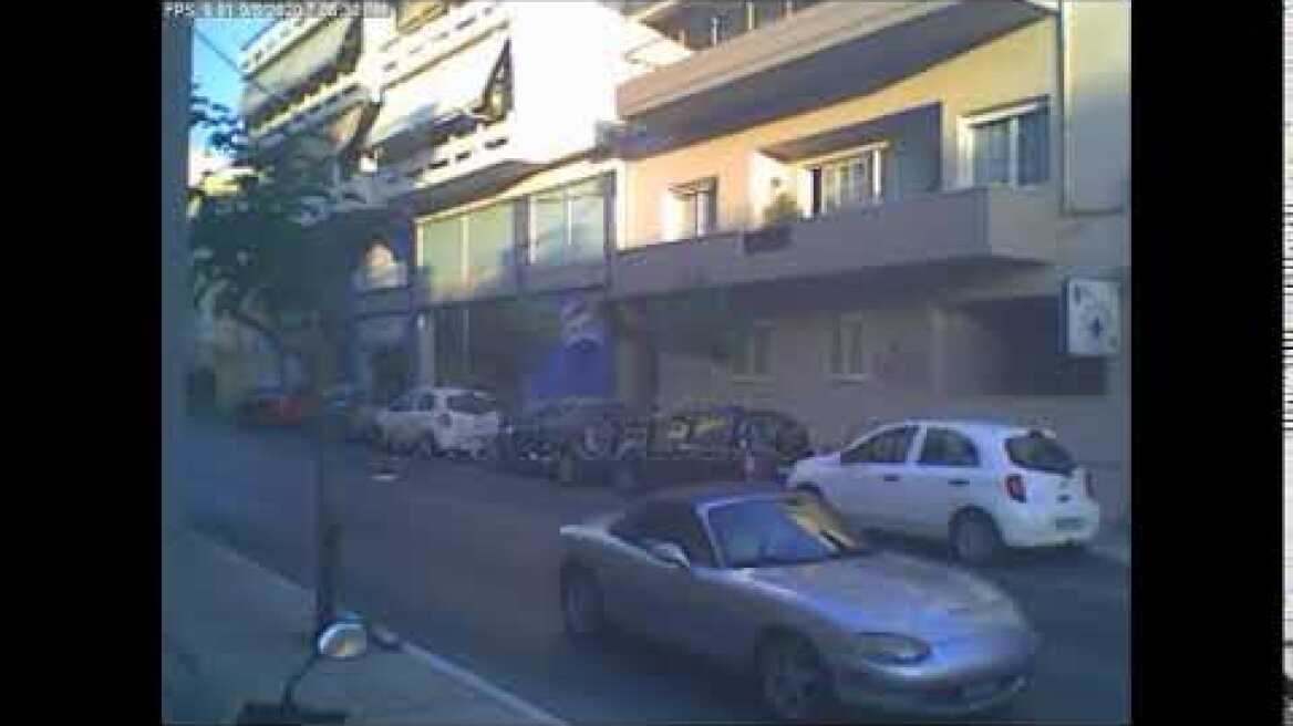 Το κράνος έσωσε τον δικυκλιστή!