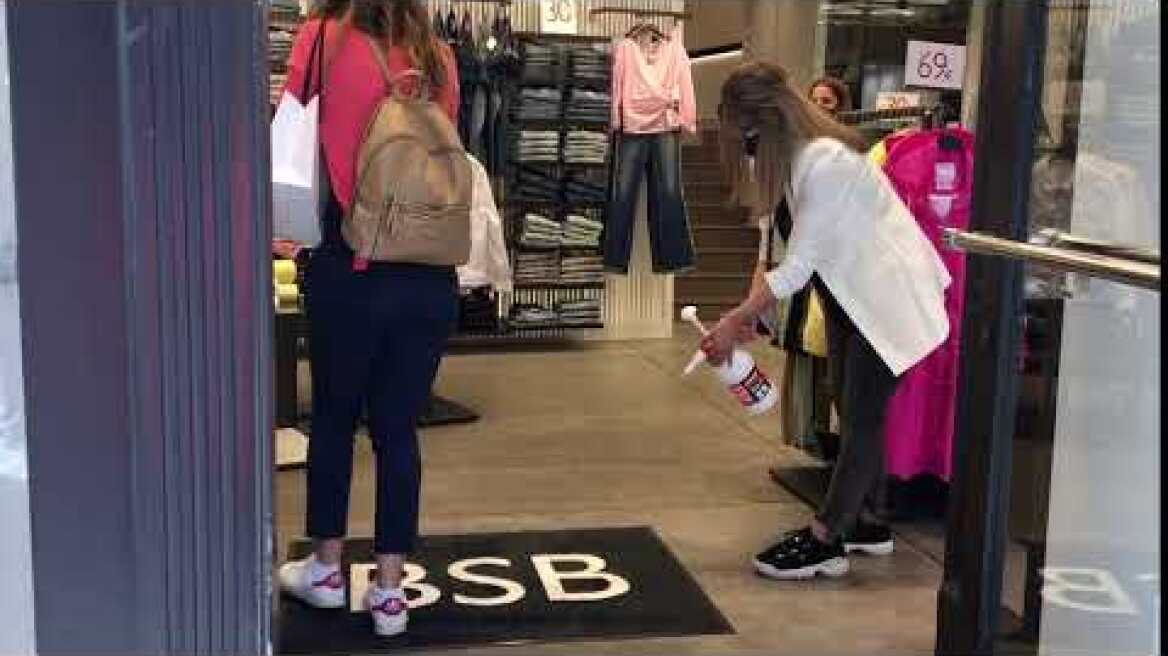 Βίντεο ψεκάζει το χαλί της εισόδου η εργαζόμενη