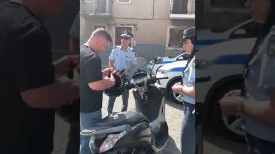 Η Τροχαία Ναυπάκτου μοίρασε δωρεάν κράνη αντί για κλήσεις