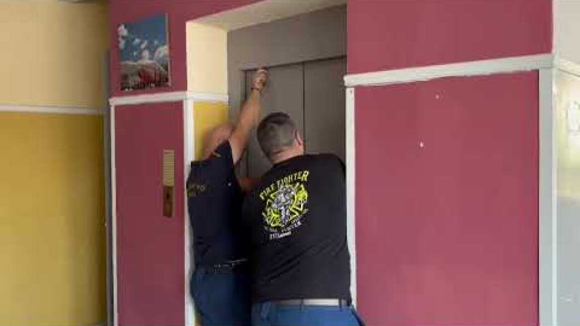 Απεγκλωβισμός της πυροσβεστικής στο 1 Γυμνάσιο Λύκειο Λάρισας που έχει εκλογικά τμήματα