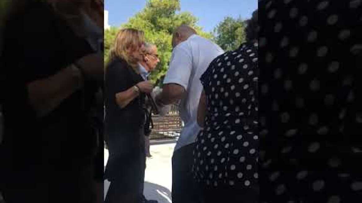 Η σύζυγός του Γιούλα Γκιουζελοπούλου, η κόρη του και συγγενείς του Γιάννη Ιωαννίδη