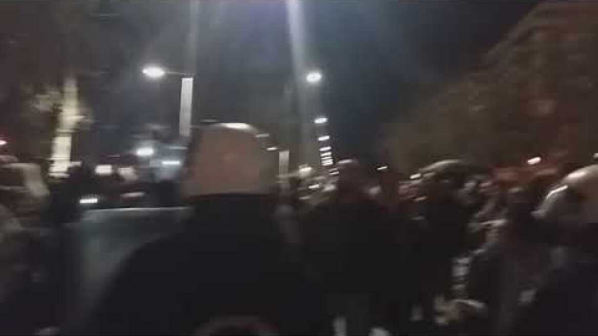 Συνθήματα κατά των πολιτικών στη Θεσσαλονίκη - Voria.gr