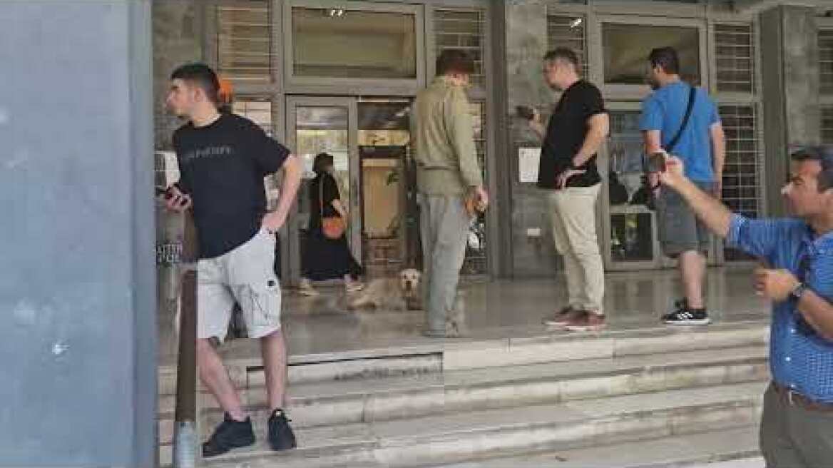 Θεσσαλονίκη: Επιτέθηκαν λεκτικά και "γιουχαραν" μητέρα κατηγορουμένου για τη δολοφονία του Άλκη