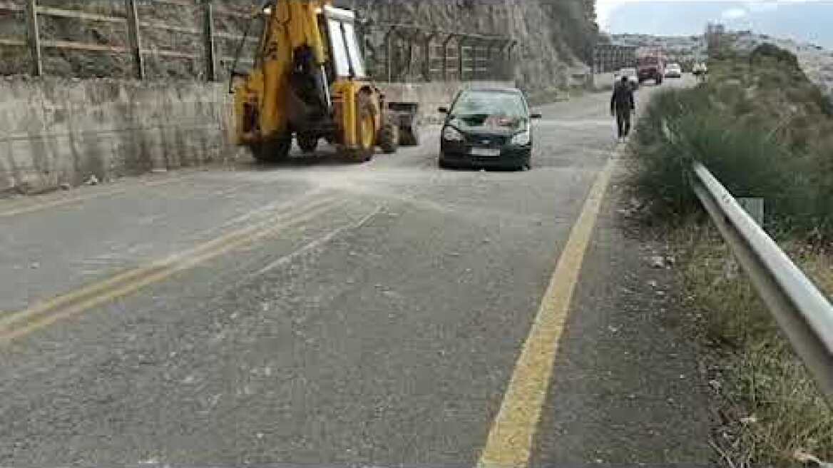 Ξεκόλλησε βραχος και καρφωθηκε σε διερχομενο Ι. Χ - Αγιο ειχαν οι επιβάτες