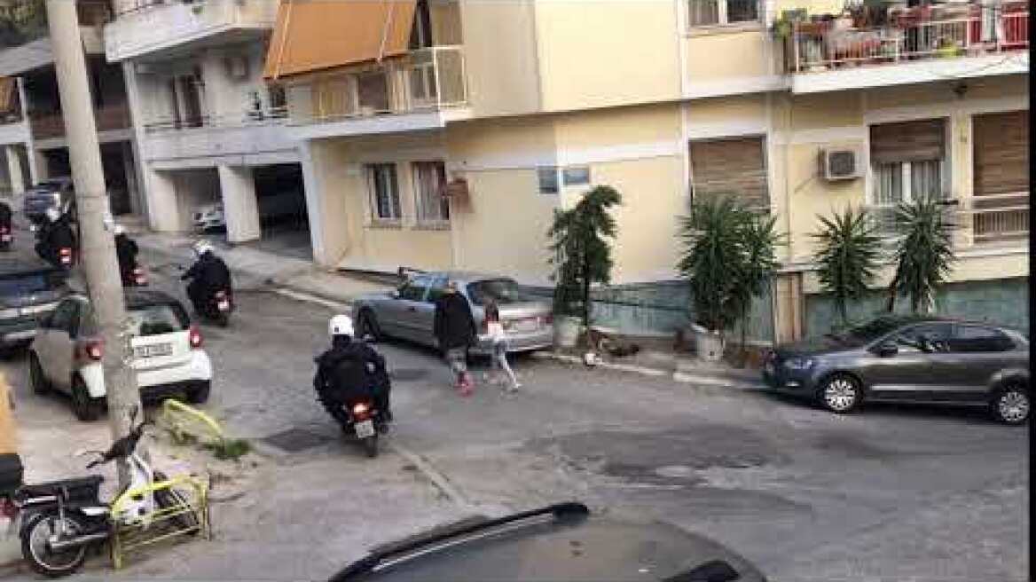 Αστυνομία έξω από εκκλησία στο Κουκάκι