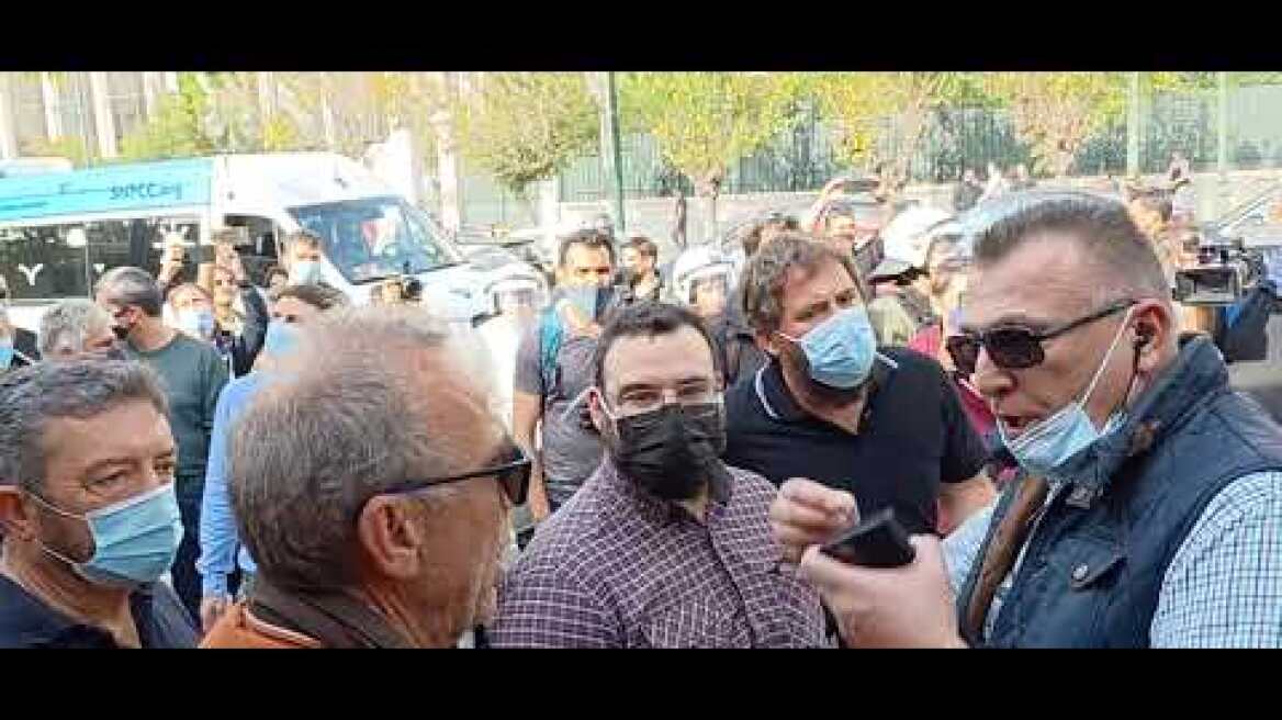 Αντιπροσωπεία των διαδηλωτών πάει να επιδώσει ψήφισμα διαμαρτυρίας