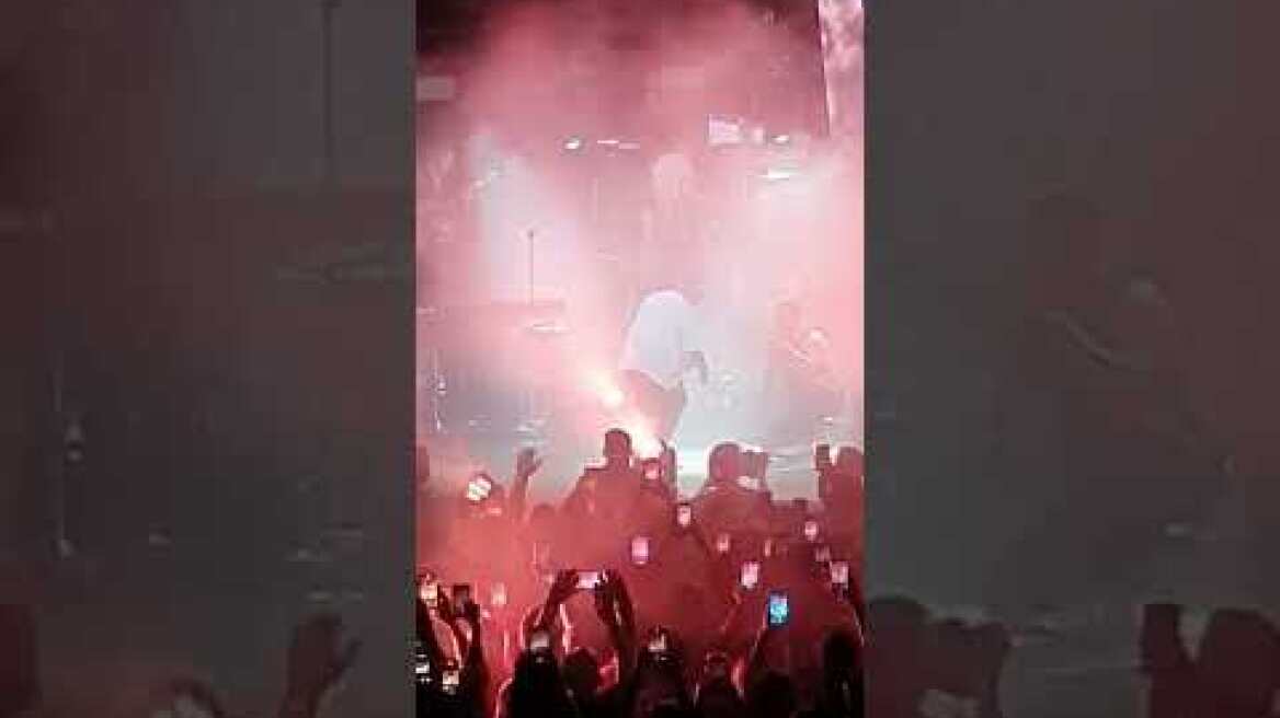 Η μητέρα του Γιώργου Μαζωνάκη χορεύει ζεϊμπέκικο στη συναυλία του