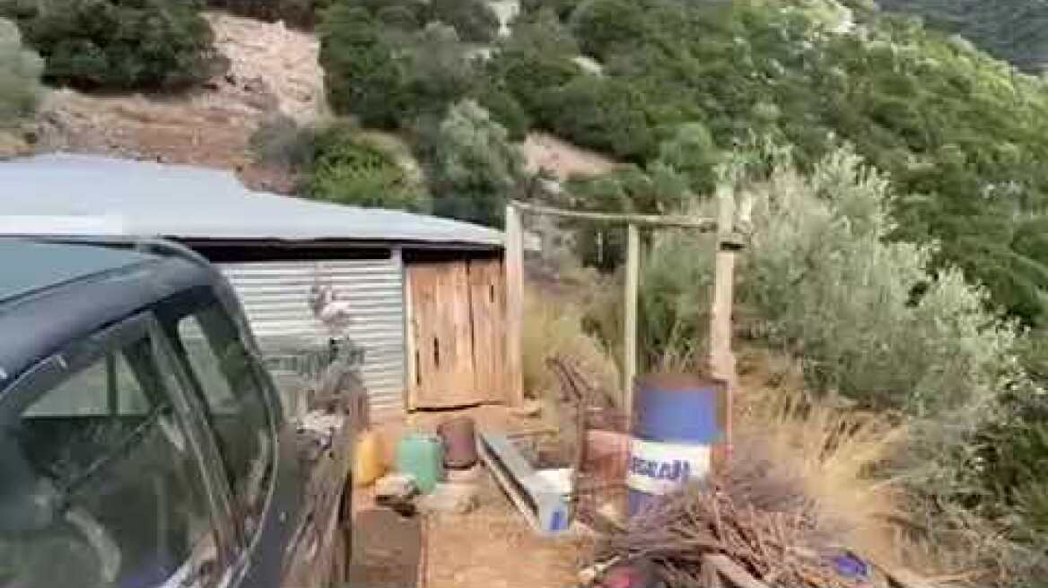 Αυτό είναι το μαντρί όπου κρυβόταν ο 38χρονος που ομολόγησε ότι σκότωσε τον πατέρα του