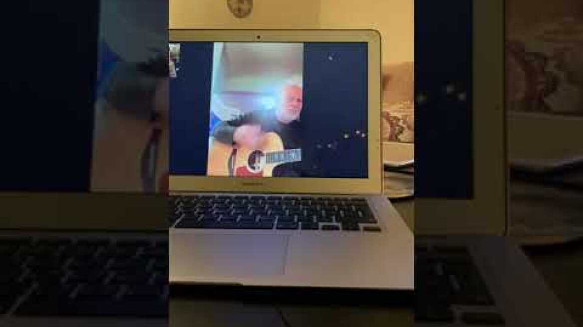 Η Ιλένια Ουίλιαμς τραγουδάσει στην καραντίνα με τον πατέρα της Ρόμπερτ