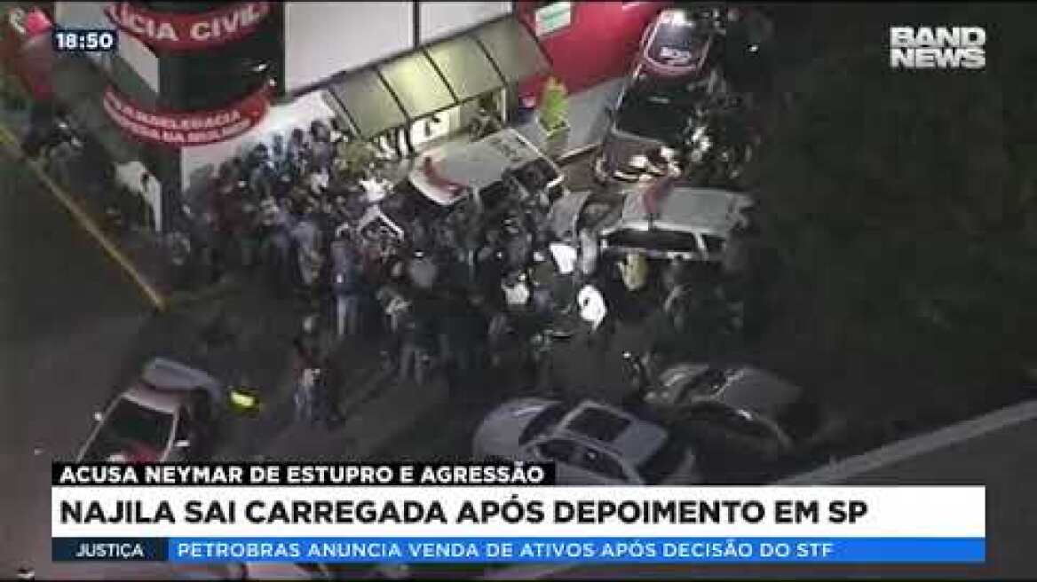 Najila Trindade sai carregada após prestar depoimento