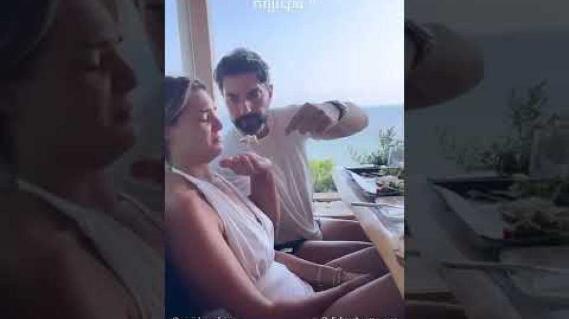 Ο Σπύρος Μαρτίκας ταΐζει ψάρι την  Βρισιήδα Ανδριώτου