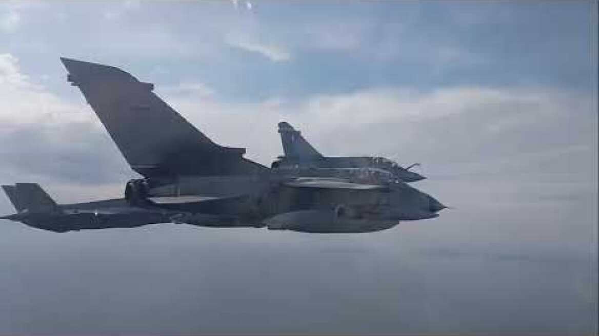 Μαχητικά της άσκησης «Ηνίοχος» πέταξαν πάνω από την Ακρόπολη