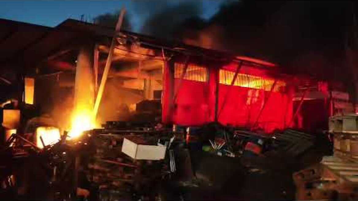 Μαίνεται η φωτιά σε εργοστάσιο πλαστικών στο Μενίδι: Ήχησε 112 στην περιοχή, δείτε βίντεο