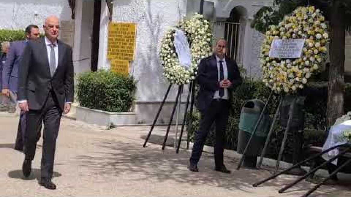 Νίκος Δένδιας και Γιώργος Αλογοσκούφης στην κηδεία του Πέτρου Μολυβιάτης