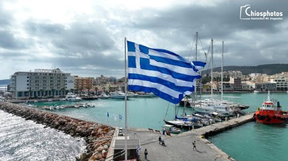 Υψώθηκε η μεγάλη Ελληνική Σημαία στη Χίο για την 28η Οκτωβρίου