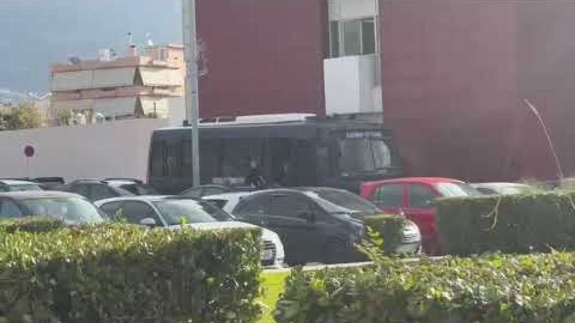 Κλούβα των ΜΑΤ έξω από το νοσοκομείο της Πάτρας