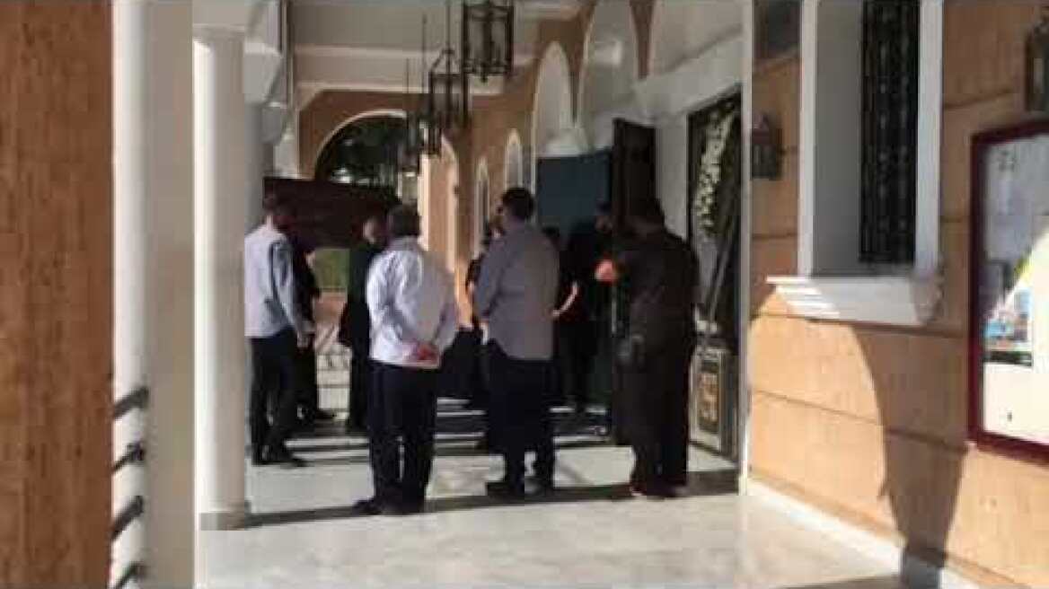 Η σορός του Γιάννη Μακρή φτάνει στον ιερό ναό του Αγίου Νεκταρίου στην Βούλα 