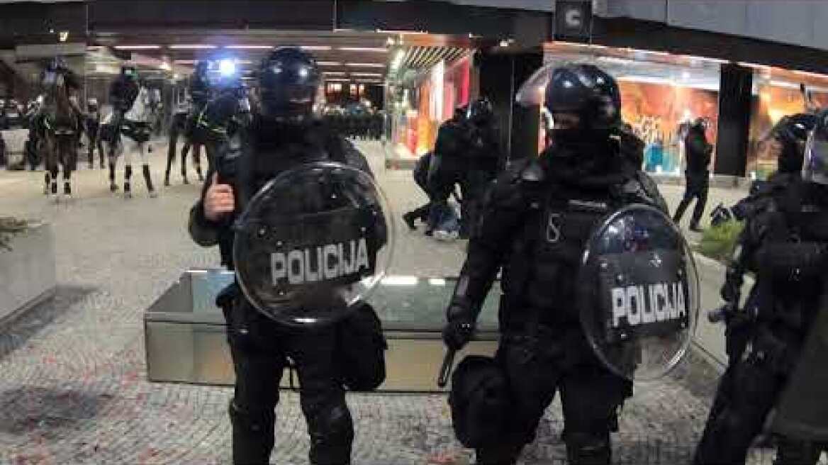 Na današnjih protestih v Ljubljani, so se policisti pregrobo spravili na popolnoma mirno žensko