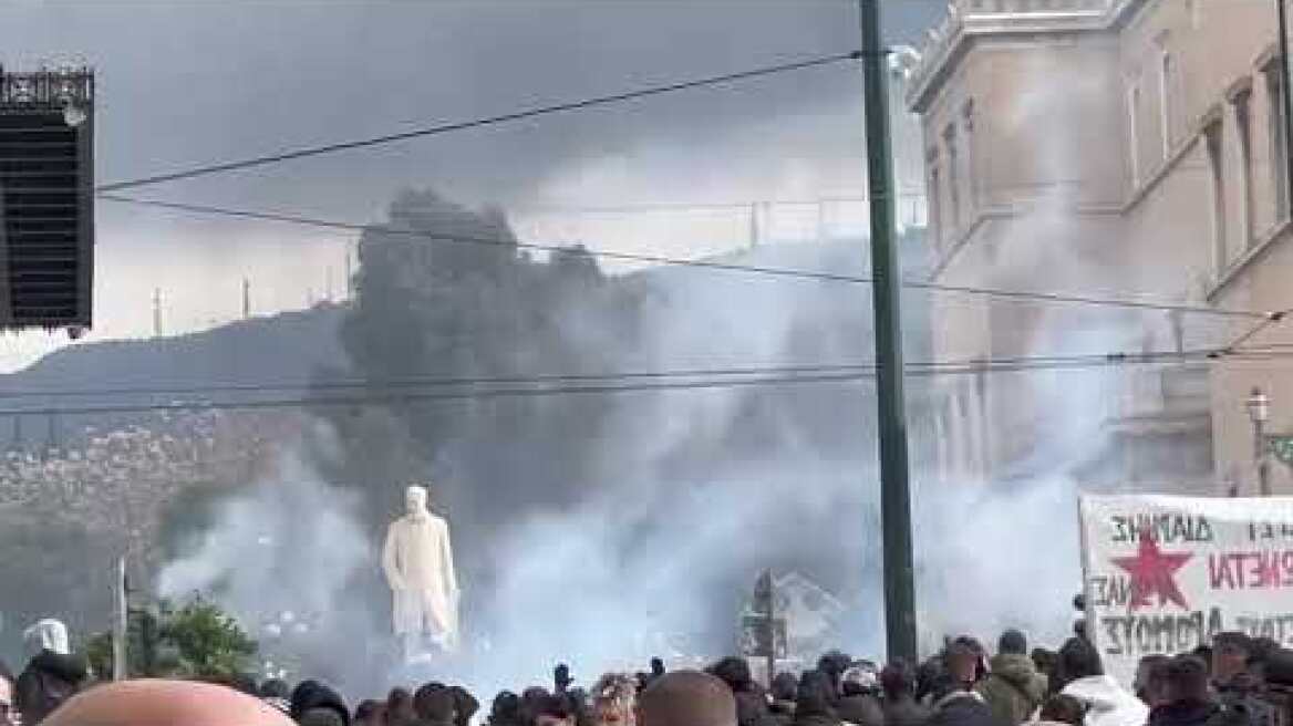 Επεισόδια έξω από τη Βουλή (2)