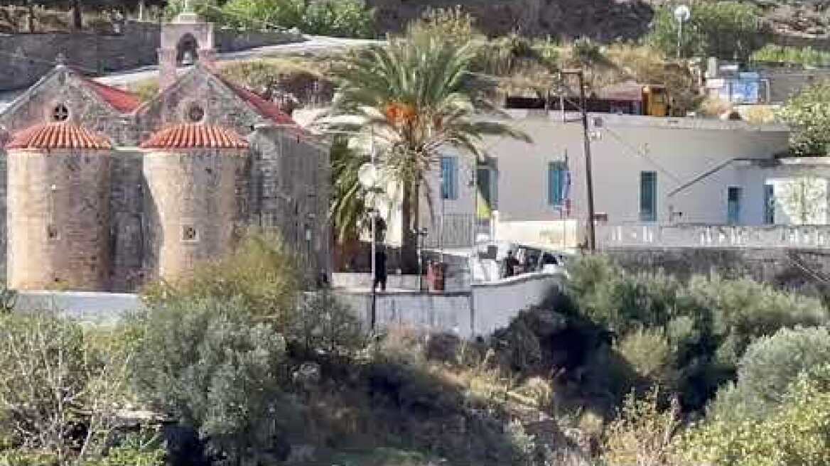 Προετοιμασίες στην εκκλησία του χωριού  που θα γίνει η κηδεία