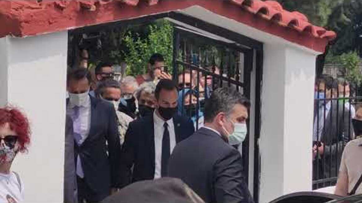 Χειροφίλημα Τσαβούσογλου σε παιδιά της μειονότητας - Voria.gr