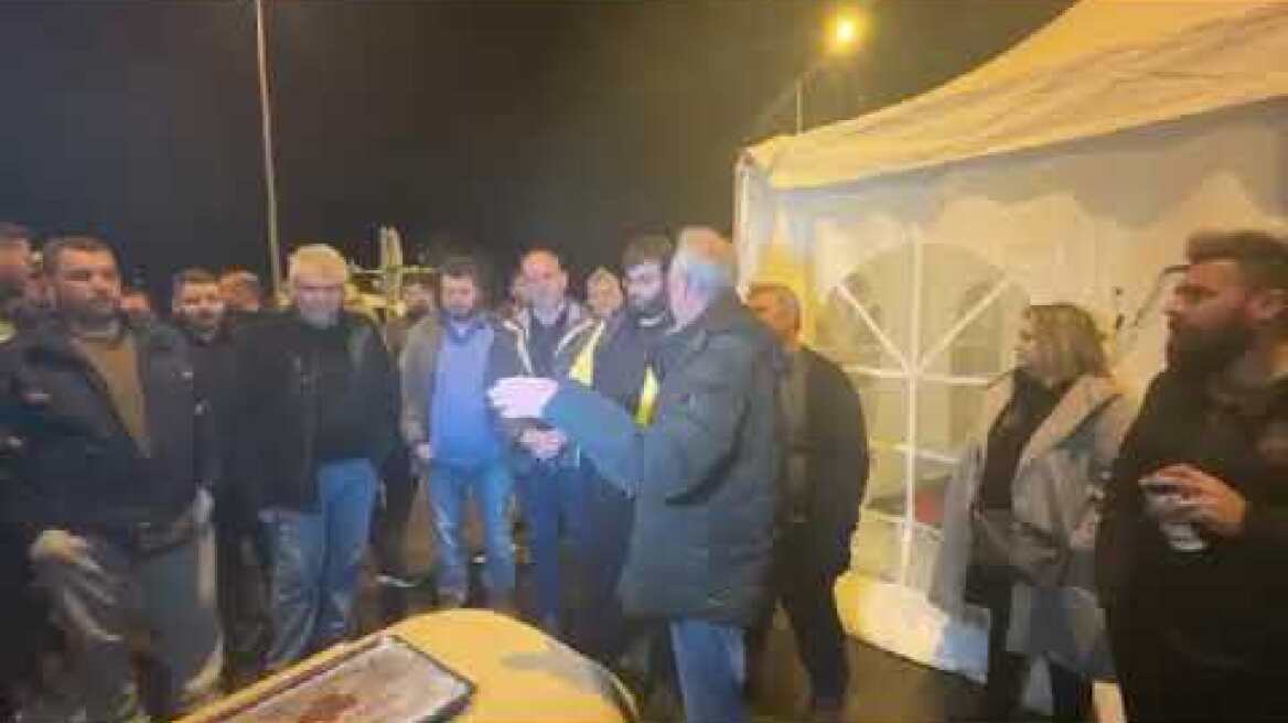 Κοπή πίτας από τους αγρότες στον Ε65