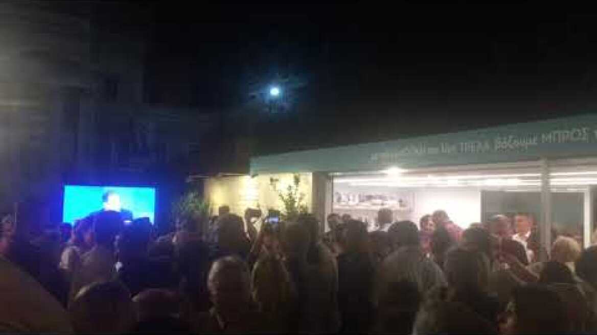 Η Αλεξία Μπακογιάννη στο περίπτερο του αδερφού της (2)