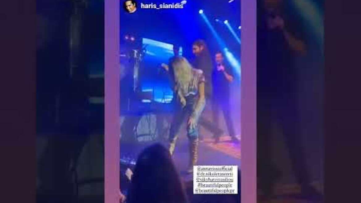 Η Βίκυ Χατζηβασιλείου τραγουδάει στη συναυλία της Άννας Βίσση