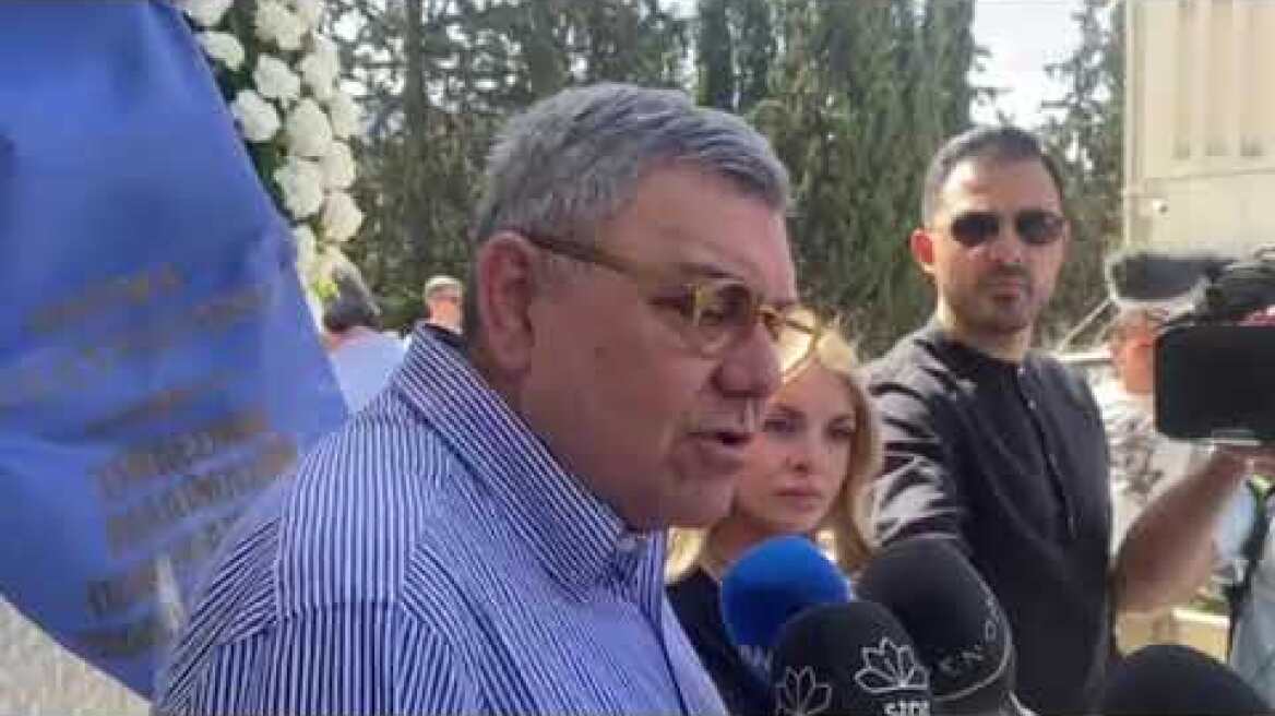 Ο δημοσιογράφος Τάκης Χατζής στην κηδεία του Γιώργου Γεωργίου