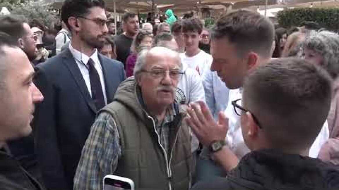 O Στέφανος Κασσελάκης συνομιλεί με πολίτες στην Κέρκυρα