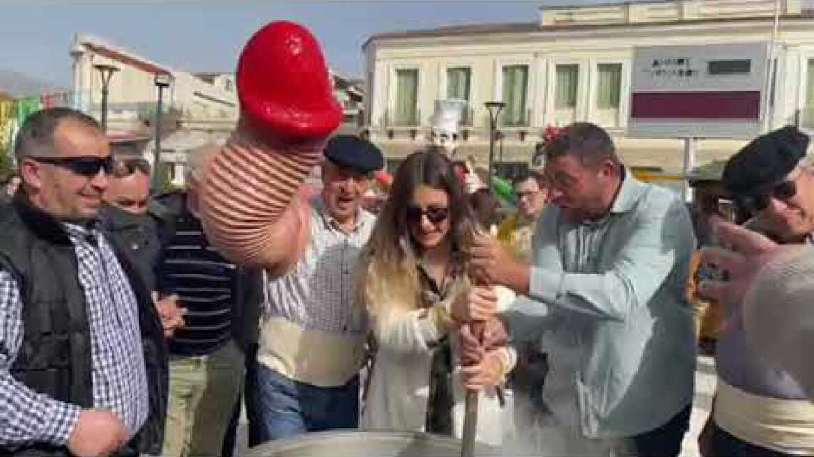 Δίνουν και παίρνουν τα πειράγματα στο Μπουρανί του Τυρνάβου