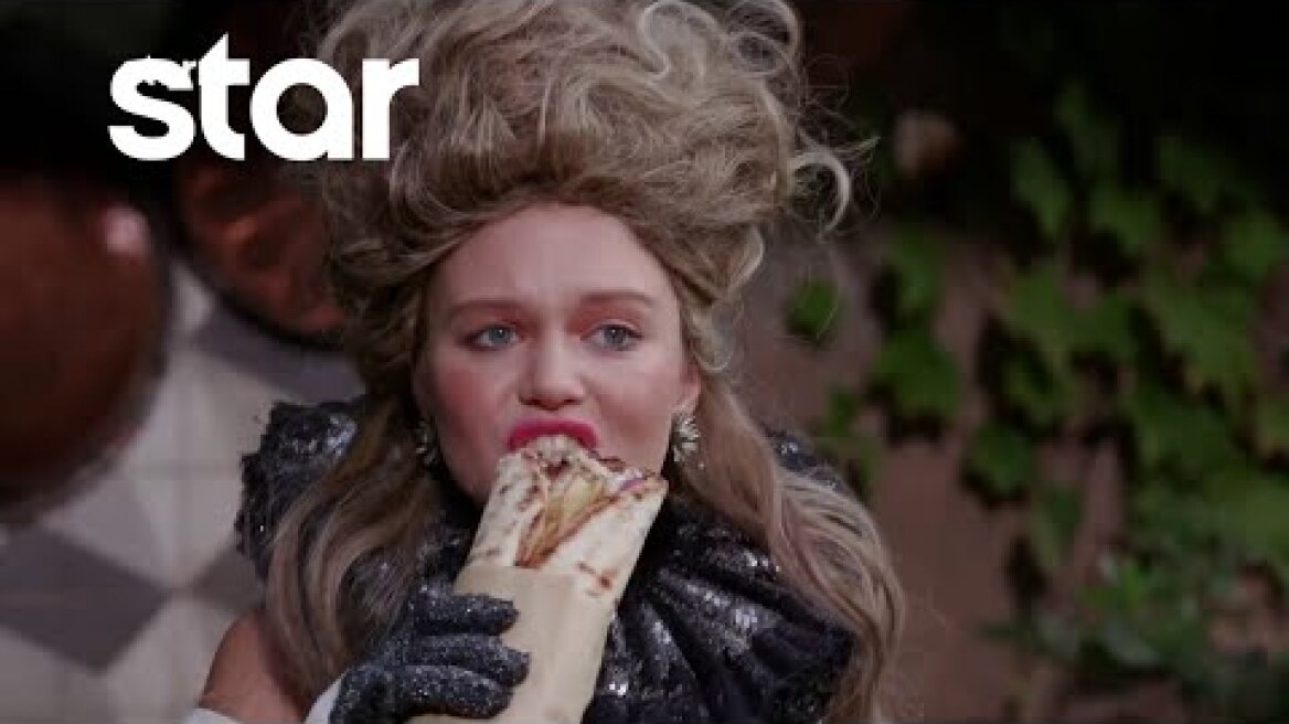 GNTM 5 | Η Γιέβα φωτογραφίζεται με ένα... πιτόγυρο!