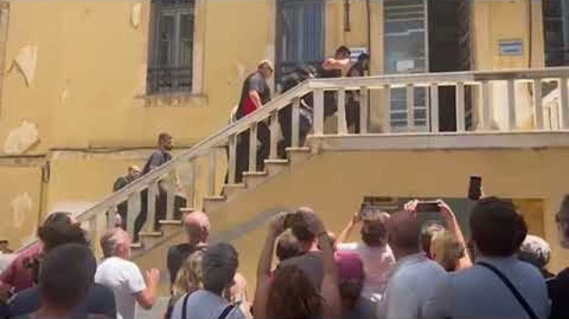 Ξεχείλισε η οργή κατά την μεταφορά των φασιστοειδών στα δικαστήρια