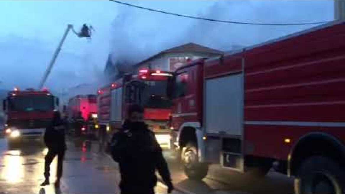 Μεγάλη φωτιά σε συνεργείο αυτοκινήτων στην Αγία Παρασκευή