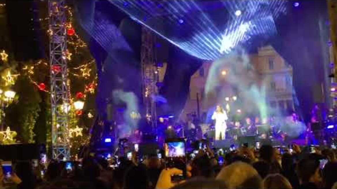 Η Έλενα Παπαρίζου στην εκδήλωση για τη φωταγώγηση του χριστουγεννιάτικου δέντρου στο Σύνταγμα