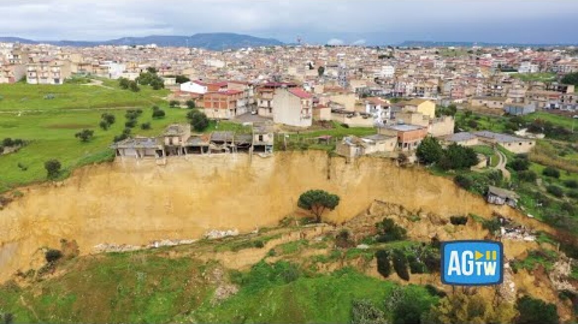 Niscemi, le impressionanti immagini dal drone dopo la frana. Abitazioni sospese a metà
